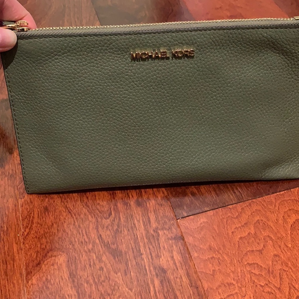 Michael Kors Zip wristlet pouch EUC